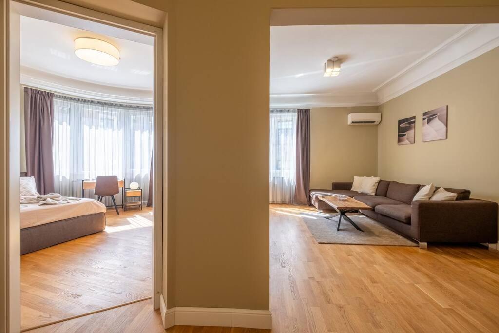 Stunning Luxury 3 Bedroom Apt In The Heart Of Town София Екстериор снимка