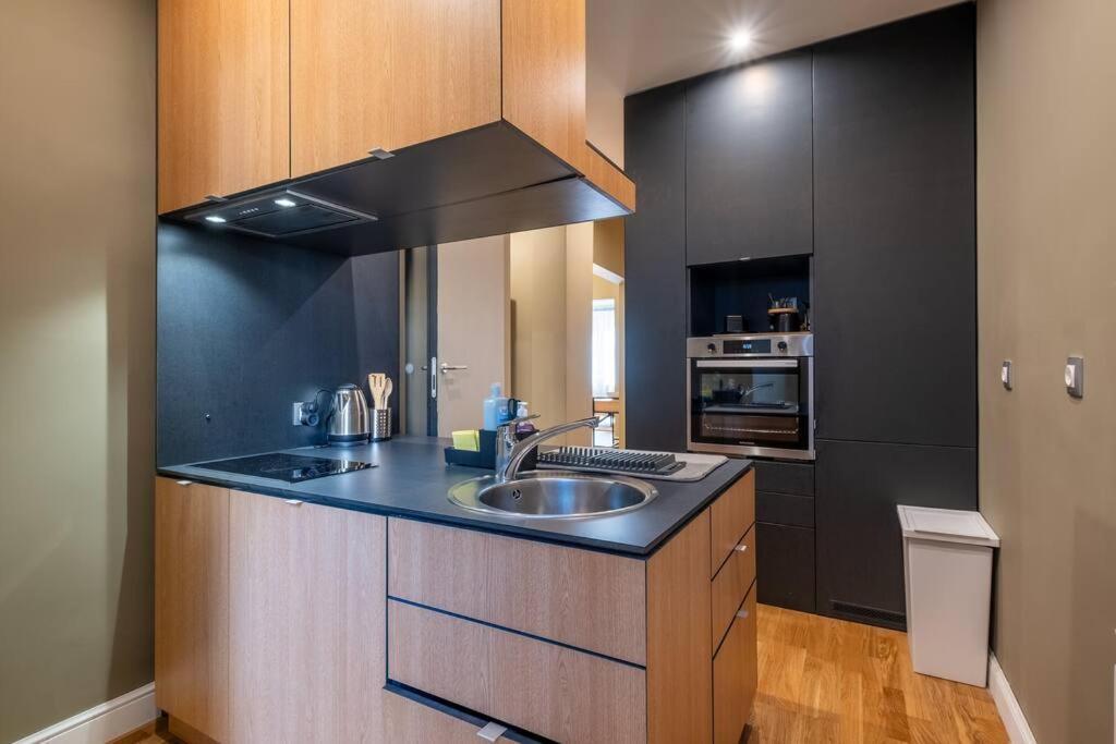 Stunning Luxury 3 Bedroom Apt In The Heart Of Town София Екстериор снимка