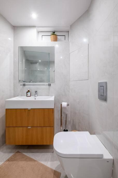 Stunning Luxury 3 Bedroom Apt In The Heart Of Town София Екстериор снимка