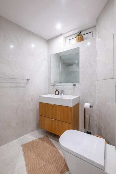 Stunning Luxury 3 Bedroom Apt In The Heart Of Town София Екстериор снимка