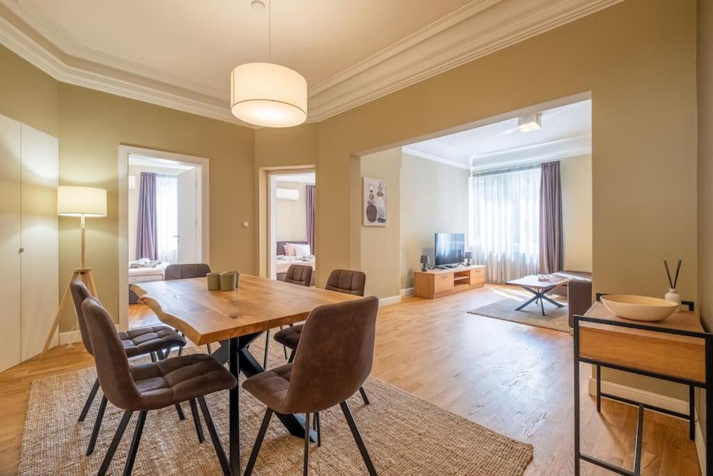 Stunning Luxury 3 Bedroom Apt In The Heart Of Town София Екстериор снимка