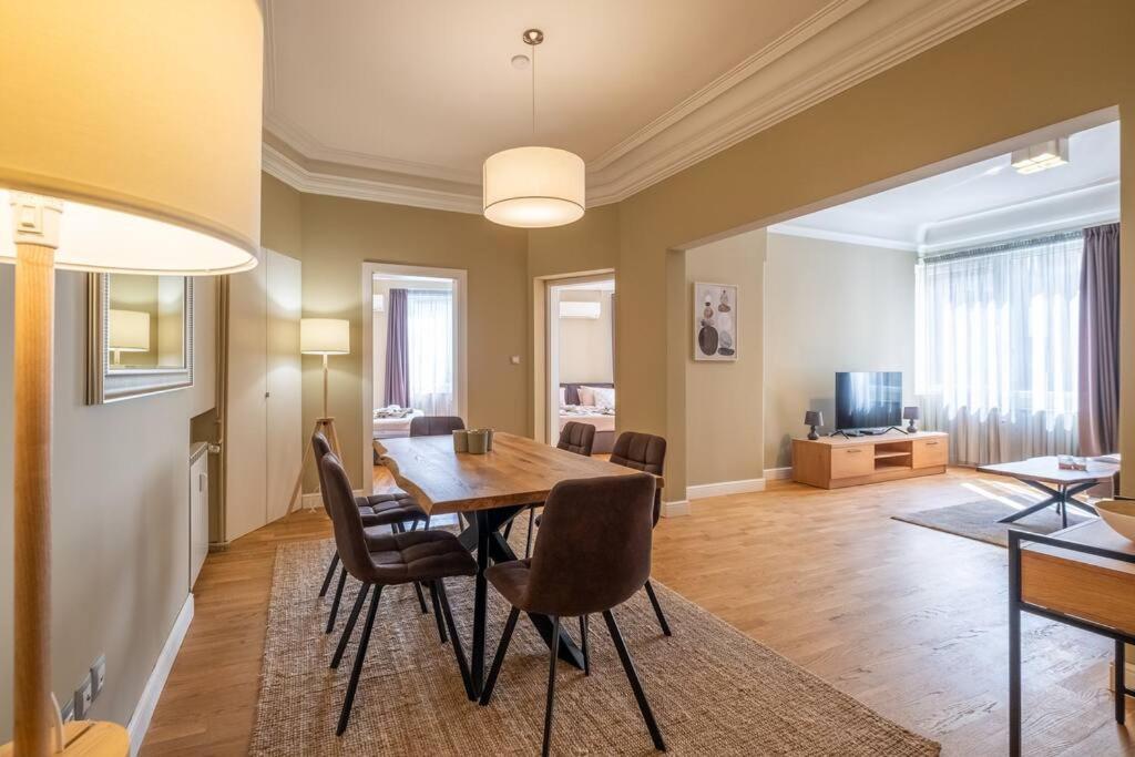 Stunning Luxury 3 Bedroom Apt In The Heart Of Town София Екстериор снимка