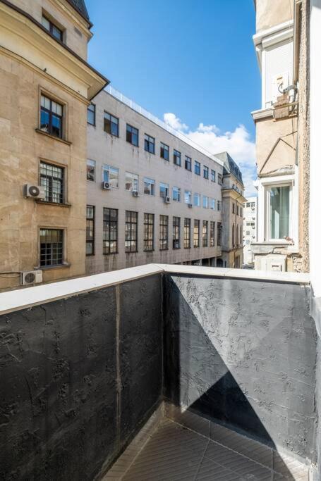 Stunning Luxury 3 Bedroom Apt In The Heart Of Town София Екстериор снимка