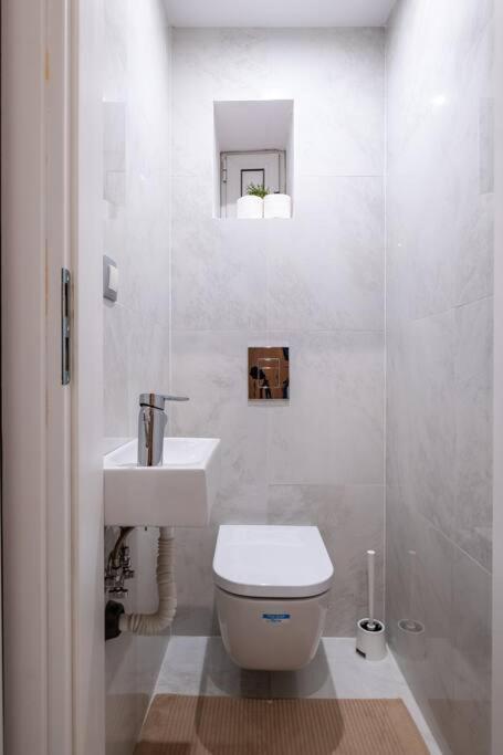 Stunning Luxury 3 Bedroom Apt In The Heart Of Town София Екстериор снимка