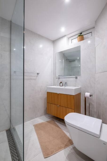 Stunning Luxury 3 Bedroom Apt In The Heart Of Town София Екстериор снимка