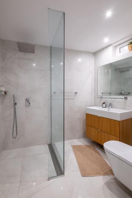 Stunning Luxury 3 Bedroom Apt In The Heart Of Town София Екстериор снимка